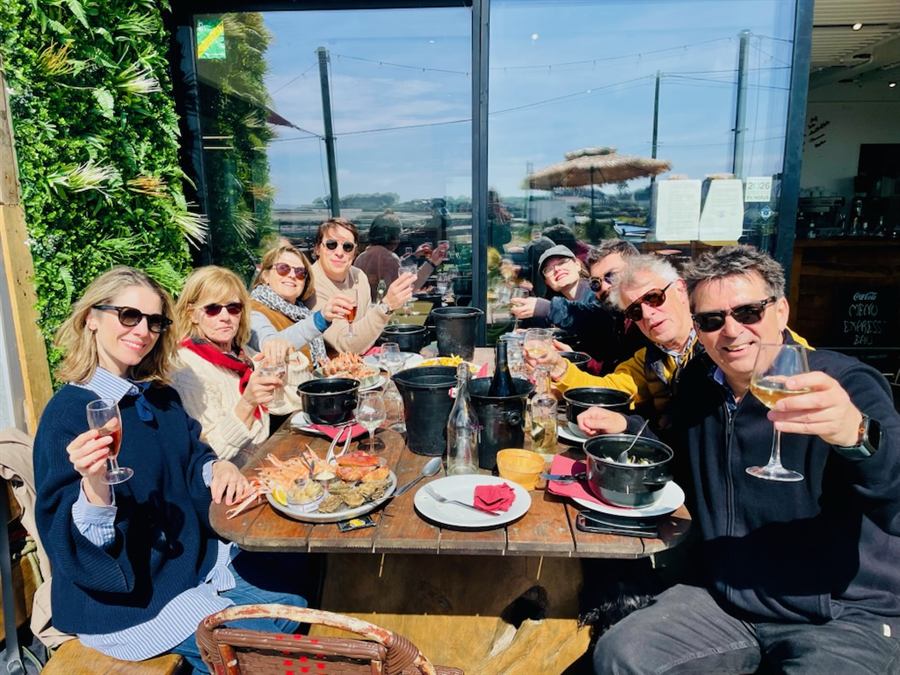 Clients qui trinquent en terrasse