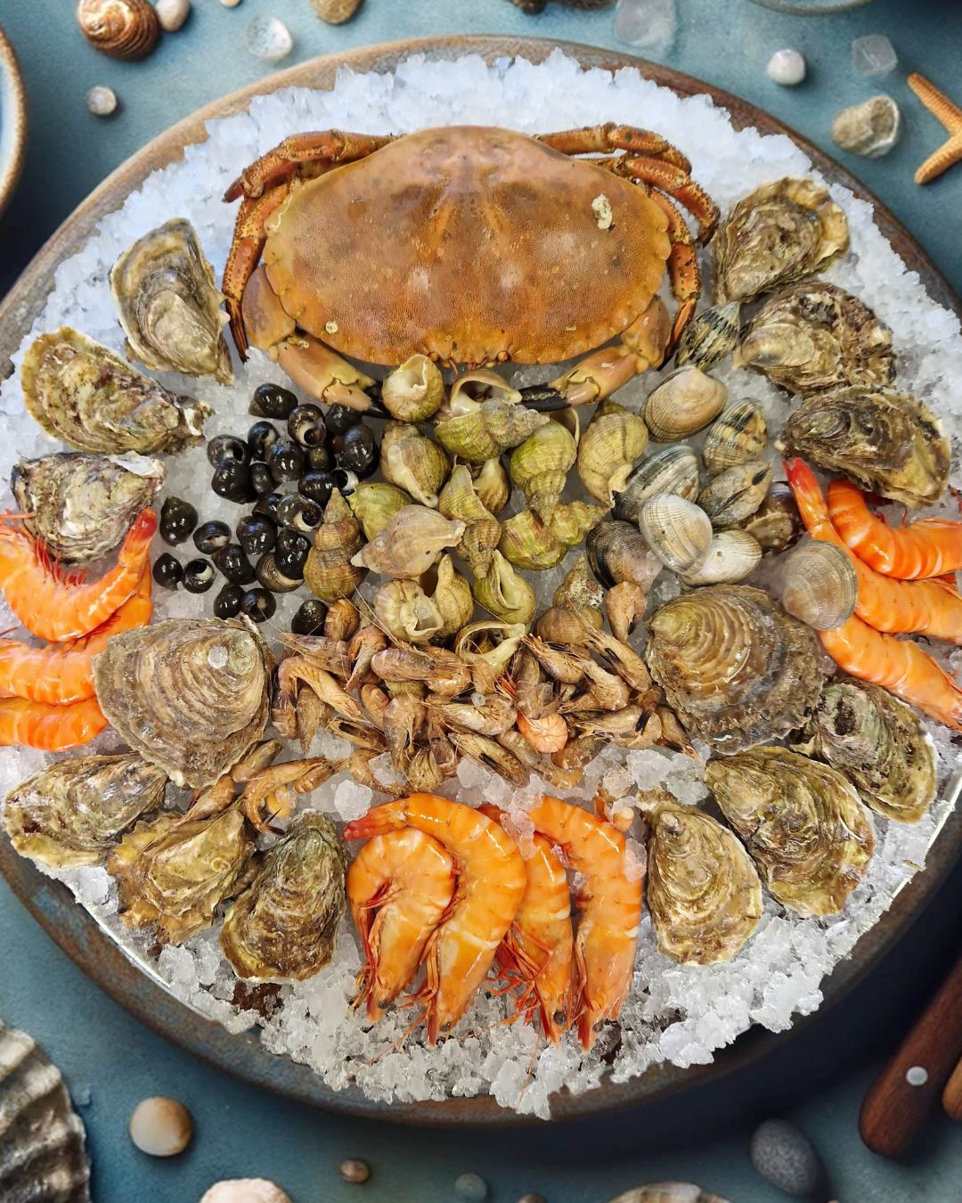Plateau de fruits de mer avec tourteau, huîtres, crevettes et bulots
